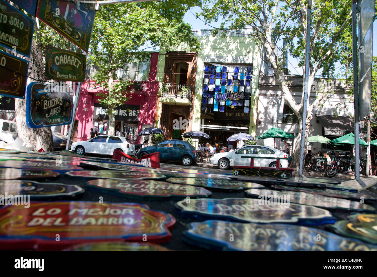 Souvenir-Stall, Palermo Soho ist ein kleiner Bereich von Palermo Viejo um Plaza Serrano (offiziell Plazoleta Cortázar), Buenos Aires Stockfoto