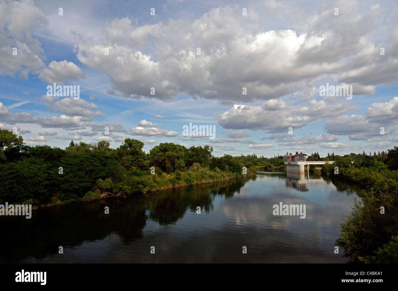 American River Blick vom Campus der California State University, Sacramento, Kalifornien. Stockfoto