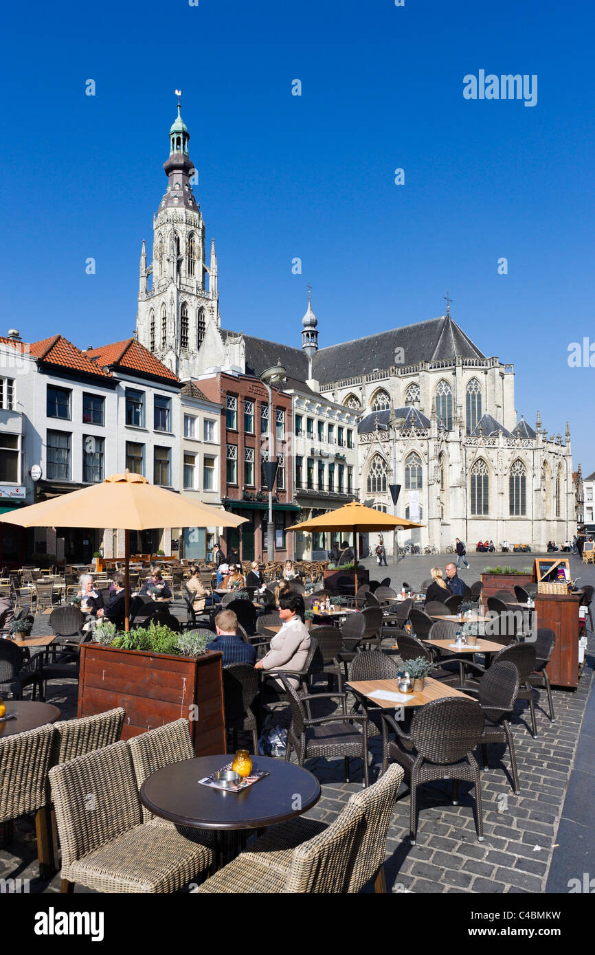 Straßencafé in der Grote Markt (Marktplatz) mit der Grote Kerk hinter, Breda, Niederlande Stockfoto