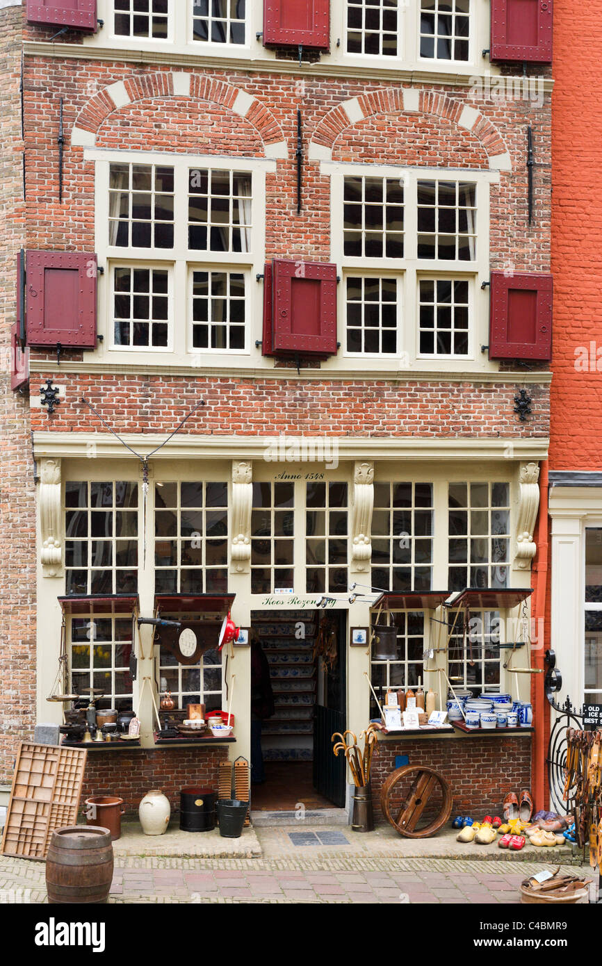 Antiquitätengeschäft in einer historischen 16thC aufbauend auf den Markt, Delft, Niederlande Stockfoto