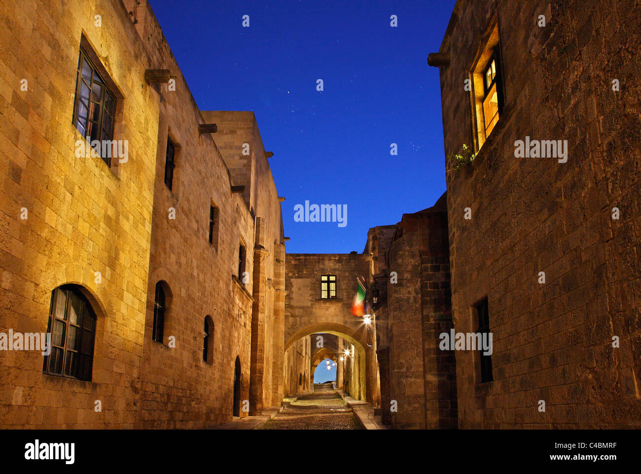 Teilansicht der berühmten "Allee der Ritter" in die Ritter-Viertel, in der mittelalterlichen Stadt von Rhodos, Griechenland Stockfoto