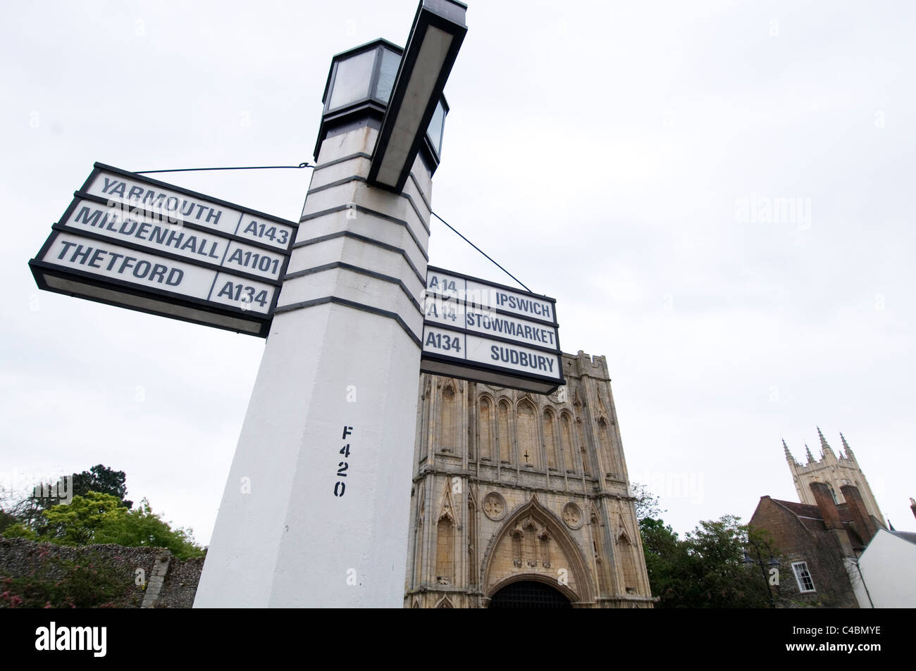 Vintage Schild alte Schilder in bury St. Edmunds St Suffolk uk Richtung Richtungen Abstand Stadt Städte Kilometerstand Anspruch Stockfoto