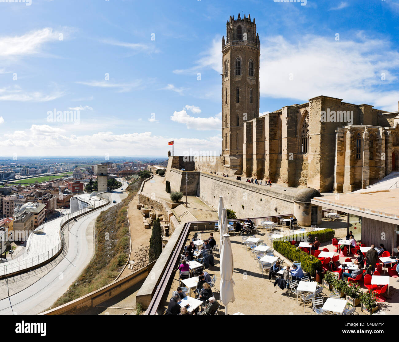 Cafe Terrasse mit Blick auf die Seu Vella (alte Kathedrale) und die Stadt Lleida (Lerida), Katalonien, Spanien Stockfoto