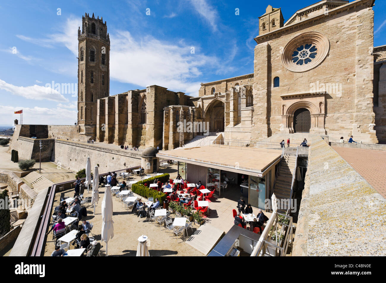 Cafe Terrasse mit Blick auf die Seu Vella (alte Kathedrale), Lleida (Lerida), Katalonien, Spanien Stockfoto