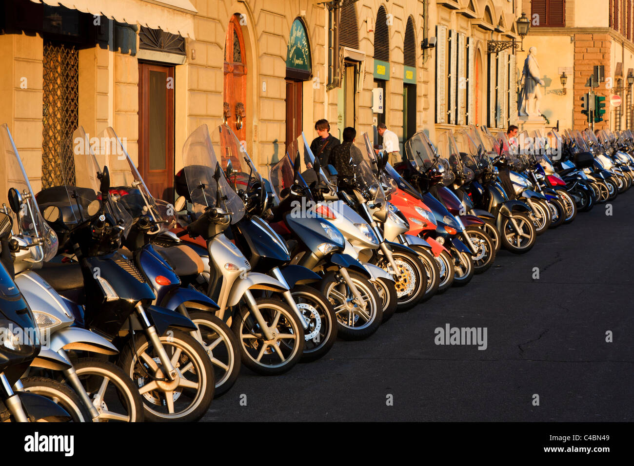 Pendler-Roller in der Straße in Florenz geparkt. Stockfoto