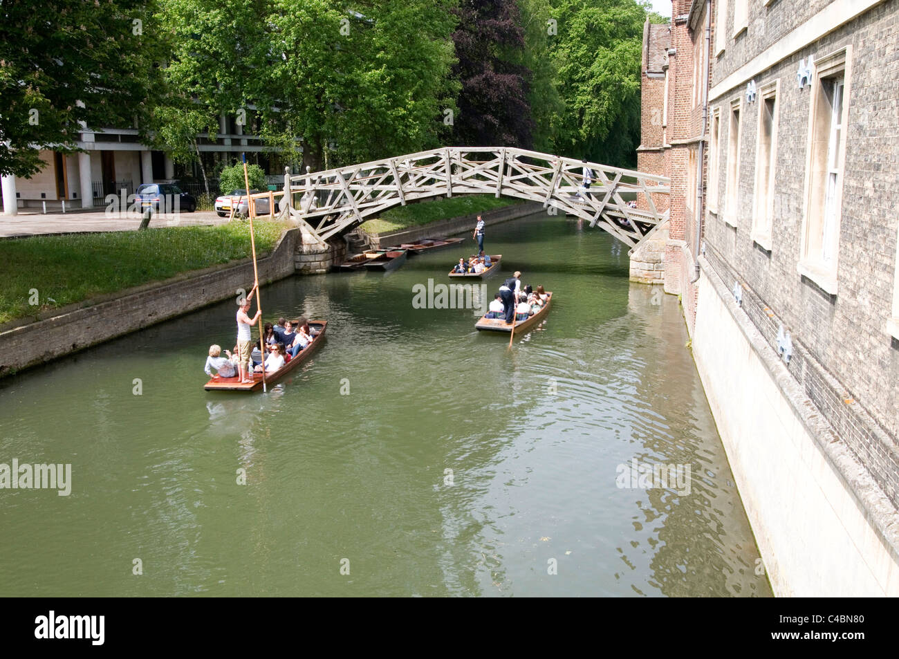 Punt Punts punting Cambridge Boot Bootfahren Reise Reisen traditionellen touristischen Touristen Aktivität Studenten Jobs Studenten Arbeitsverhältnis Stockfoto