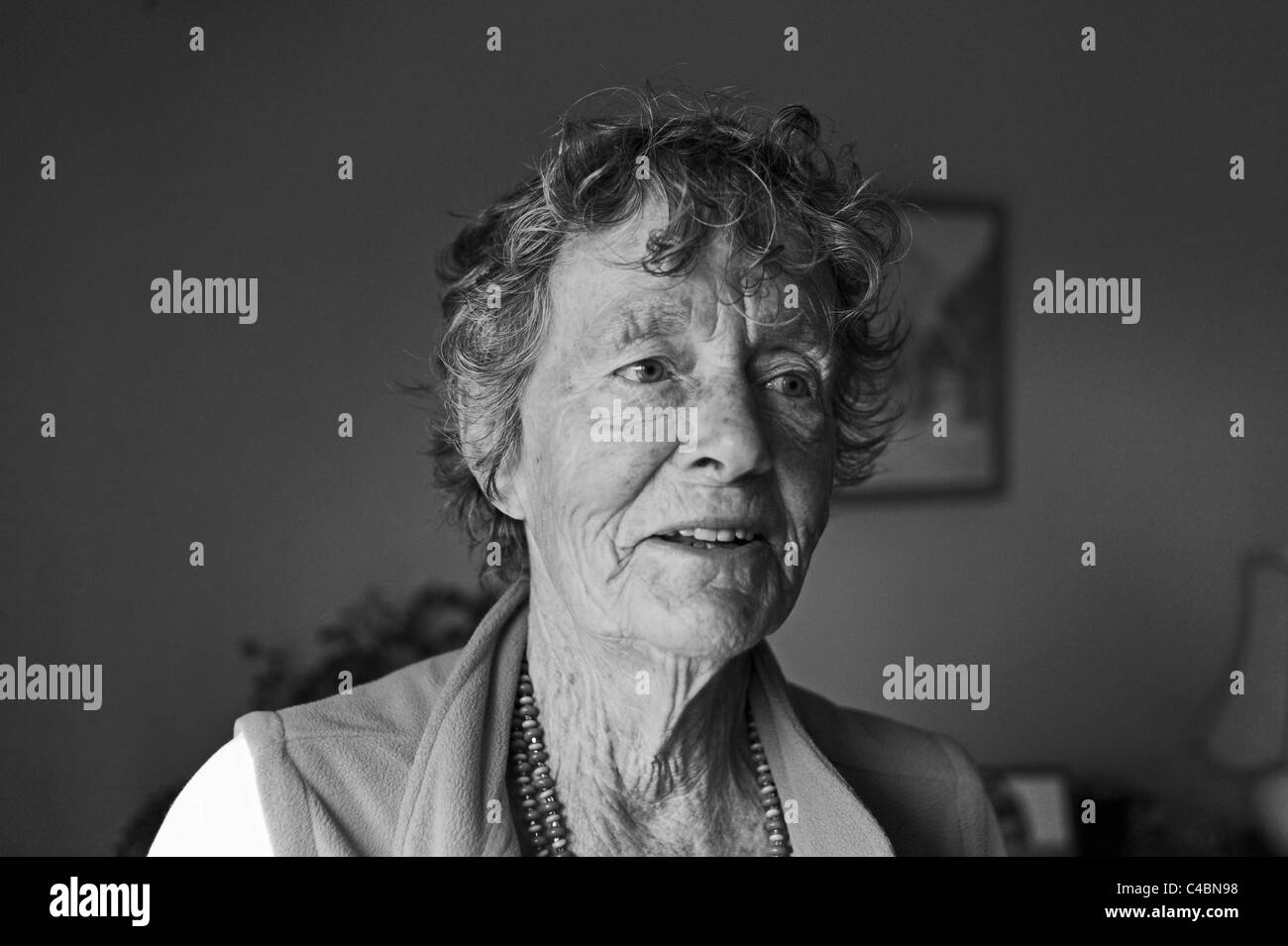 Porträt von einem weiblichen Alter Rentner im Alter von 80 tragen rosa Top UK Stockfoto