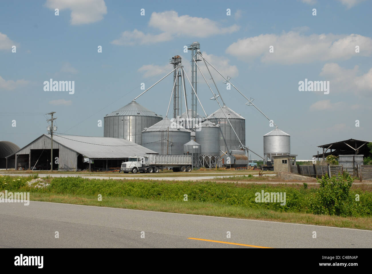 Korn-Lagerung-Kästen auf einem Bauernhof im östlichen North Carolina Stockfoto