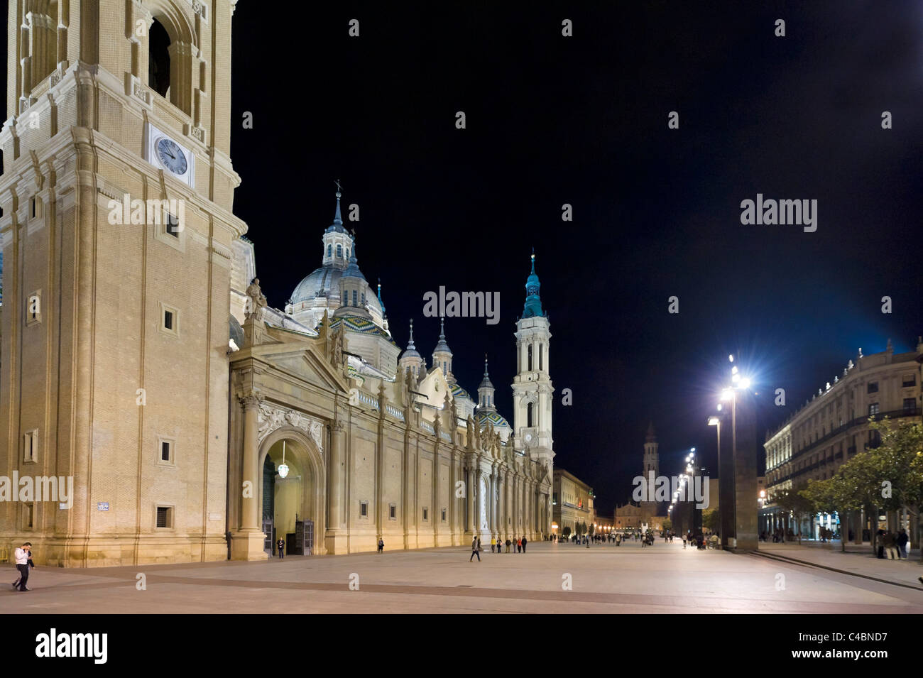 Die Basilika Nuestra Señora del Pilar und Plaza del Pilar bei Nacht, Zaragoza, Aragon, Spanien Stockfoto