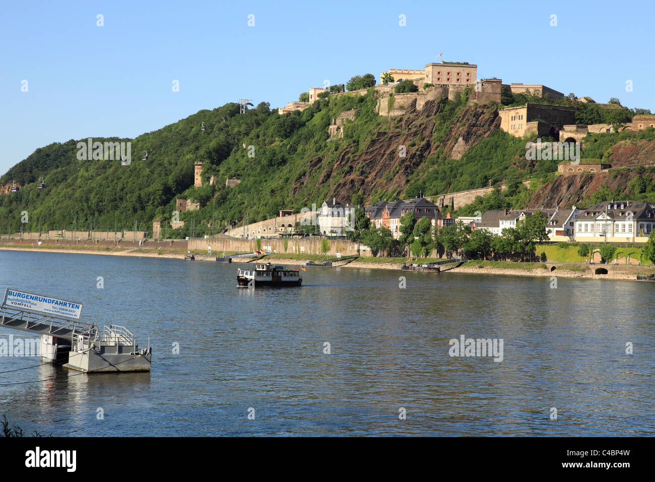 Festung Ehrenbreitstein von Koblenz aus gesehen. Stockfoto