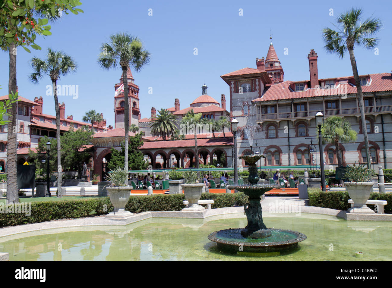 St. Saint Augustine Florida, Flagler College, ehemaliges Hotel Ponce de Leon, Altstädter Trolley, Brunnen, Gebäude, Besucher reisen Reisetouristen Stockfoto