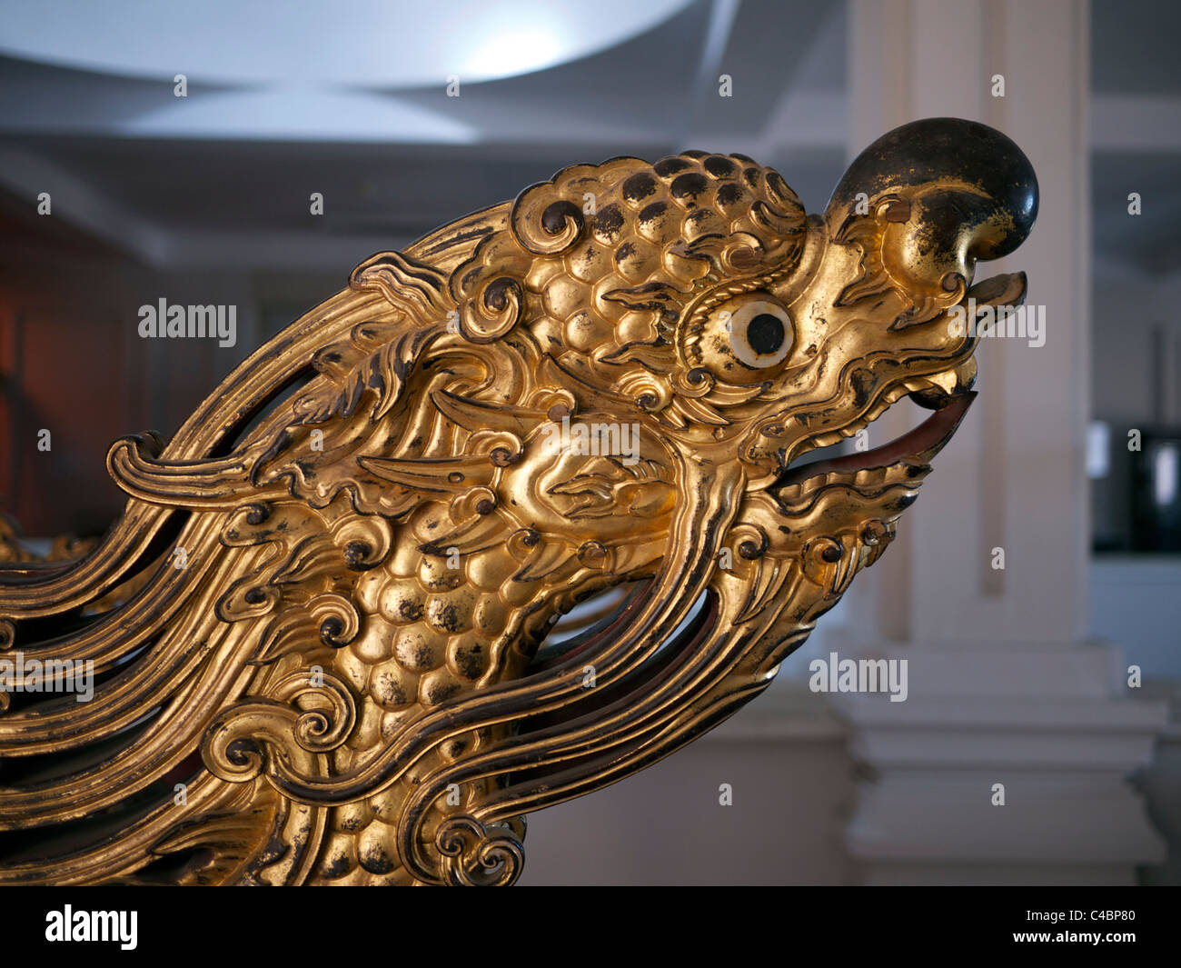 Goldener Drache Profil Close-up auf Sänften in Da Nang Cham Museum Vietnam Stockfoto