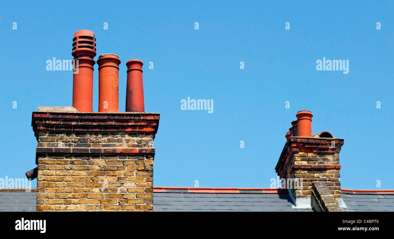 Schornsteine auf dem Dach des viktorianischen Reihenhaus Stockfoto
