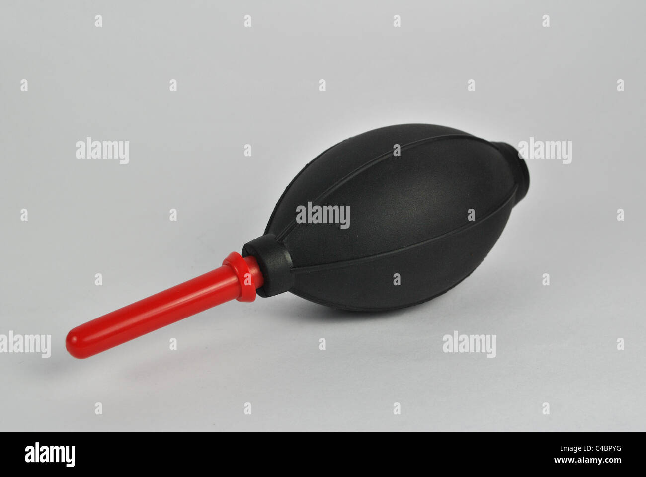 Gebläse ausgeschnitten Cut-out Silo Kamera Reinigung Gerät rot schwarz weißen Hintergrund Studio Schuss Saug- Stockfoto