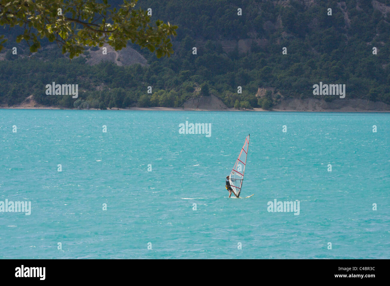 Wassersport auf dem See von Sainte-Croix (Schlucht des Verdon, Provence), ein Segel-Boarder, Surfbrett Stockfoto