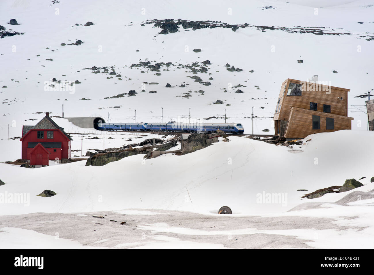 Zug von Bergen nach Oslo aus Tunnel unter dem Berg bei Finse, Südnorwegen Stockfoto