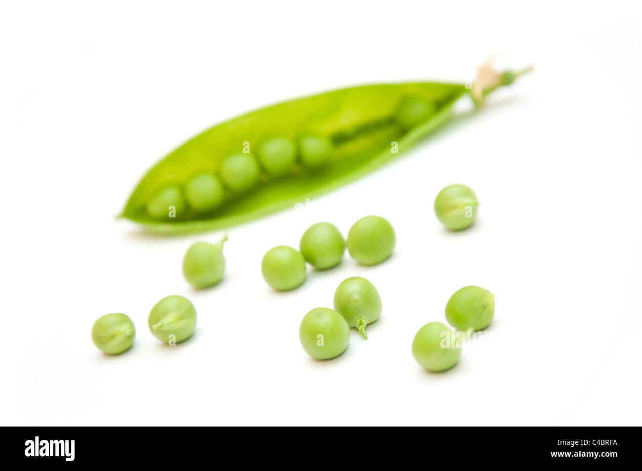Grüne Erbse Hülsen über einem weißen Hintergrund Stockfoto