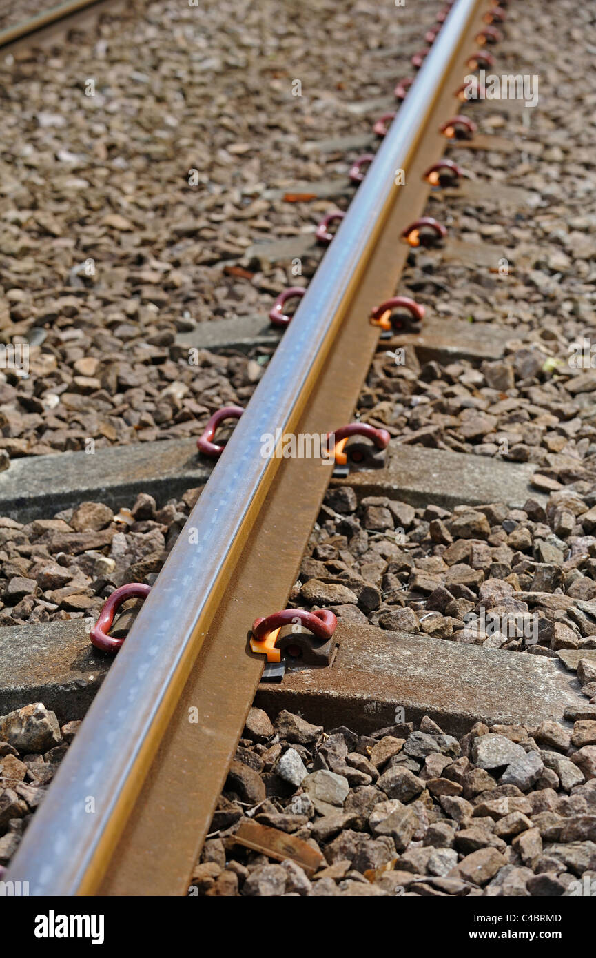 Stahl-Schienen mit gefederten Clips auf Betonschwellen montiert in Position gehalten. Stockfoto