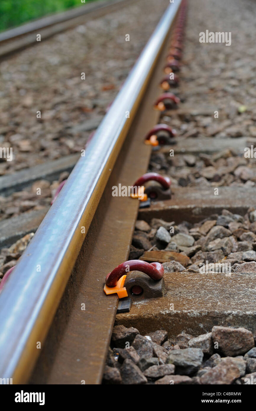 Stahl-Schienen mit gefederten Clips auf Betonschwellen montiert in Position gehalten. Stockfoto