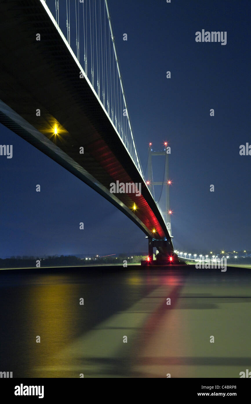 Humber Bridge bei Nacht. Zeigen Sie Form Hessle Vorland in leicht Yorkshire, Lincolnshire Blickrichtung an Stockfoto