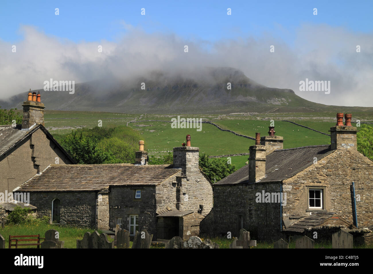 Wolken bedecken die Oberseite des Pen-y-Gent, Horton In Ribblesdale, Yorkshire Dales Stockfoto