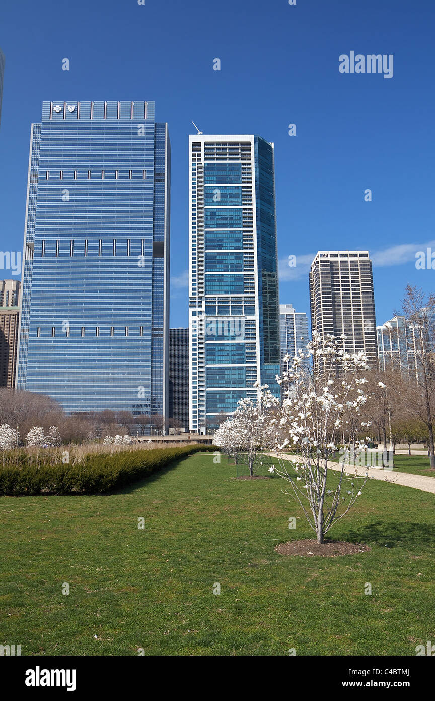 Ansicht der Blue Cross Blue Shield Tower und 340 auf der Park-Wolkenkratzer von Daley Bicentennial Plaza in Chicagos Grant Park Stockfoto