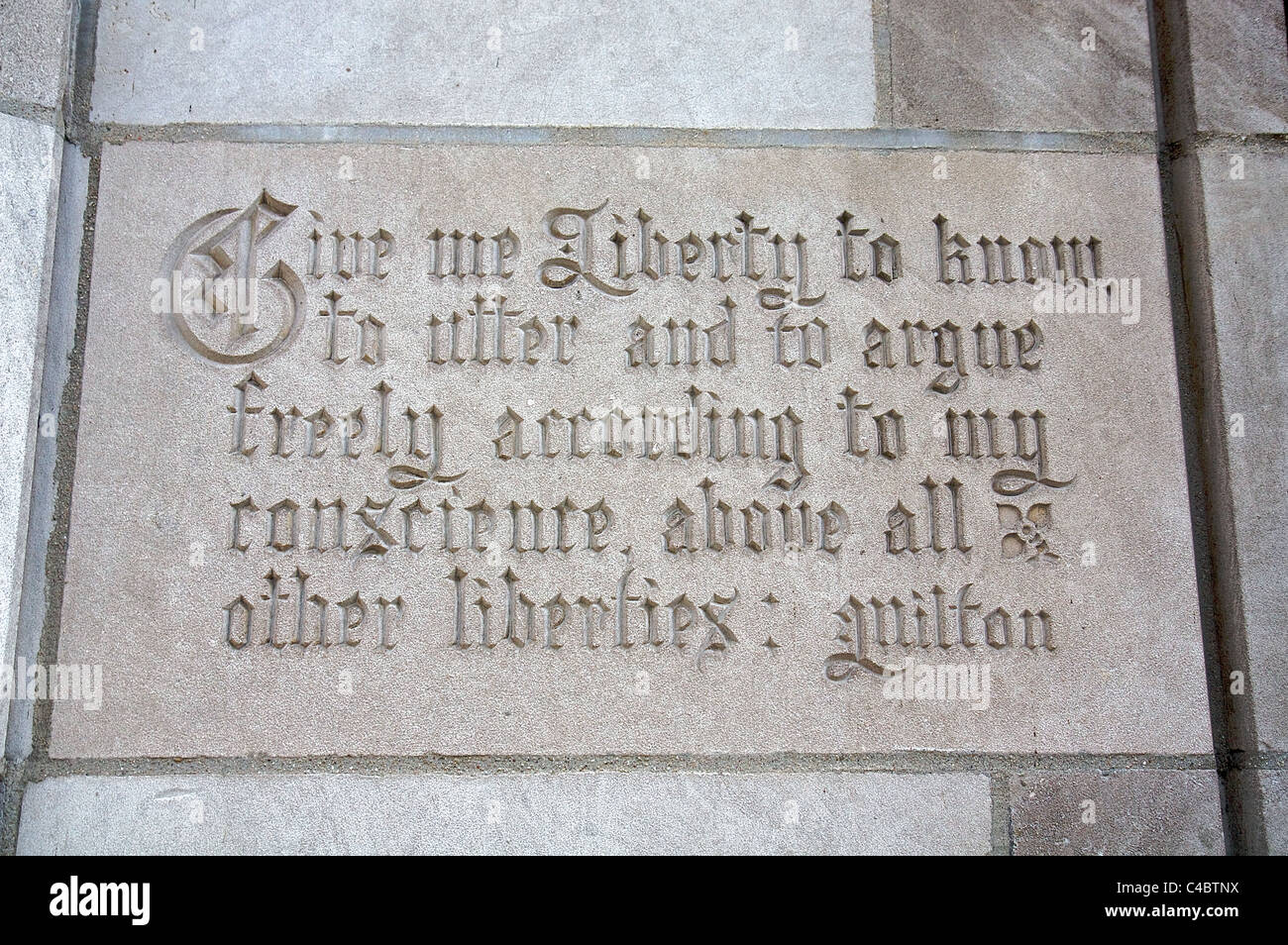 Zitat von Milton auf der Chicago Tribune Building Stockfoto