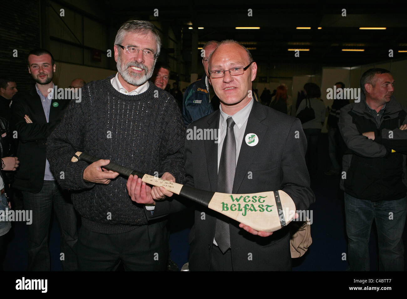 Sinn Féin Gerry Adams, übergibt die Hurley in der Partei neue Westen Belfast MP Paul Maskey Belfast Graf Zentrum im Süden Stockfoto