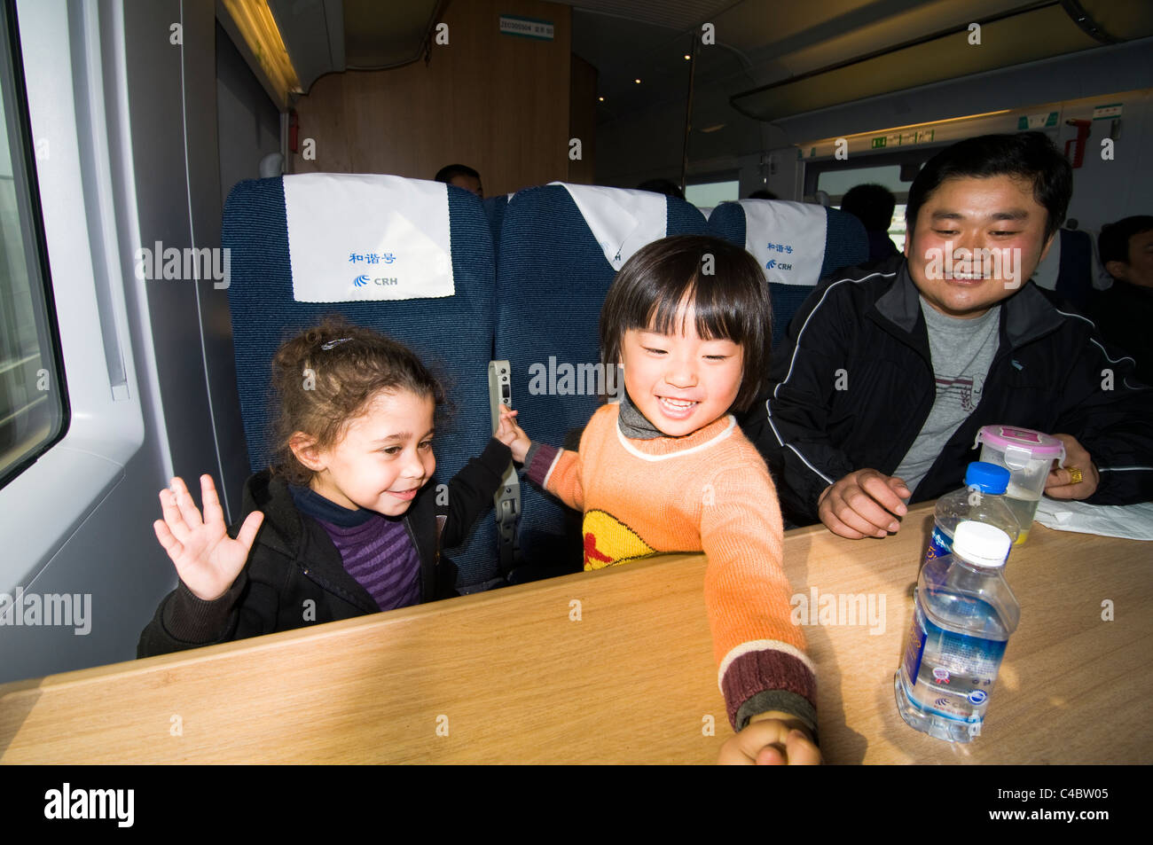 Passagiere haben eine gute Zeit auf dem superschnellen CRH-Hochgeschwindigkeitszug in Ostchina. Stockfoto
