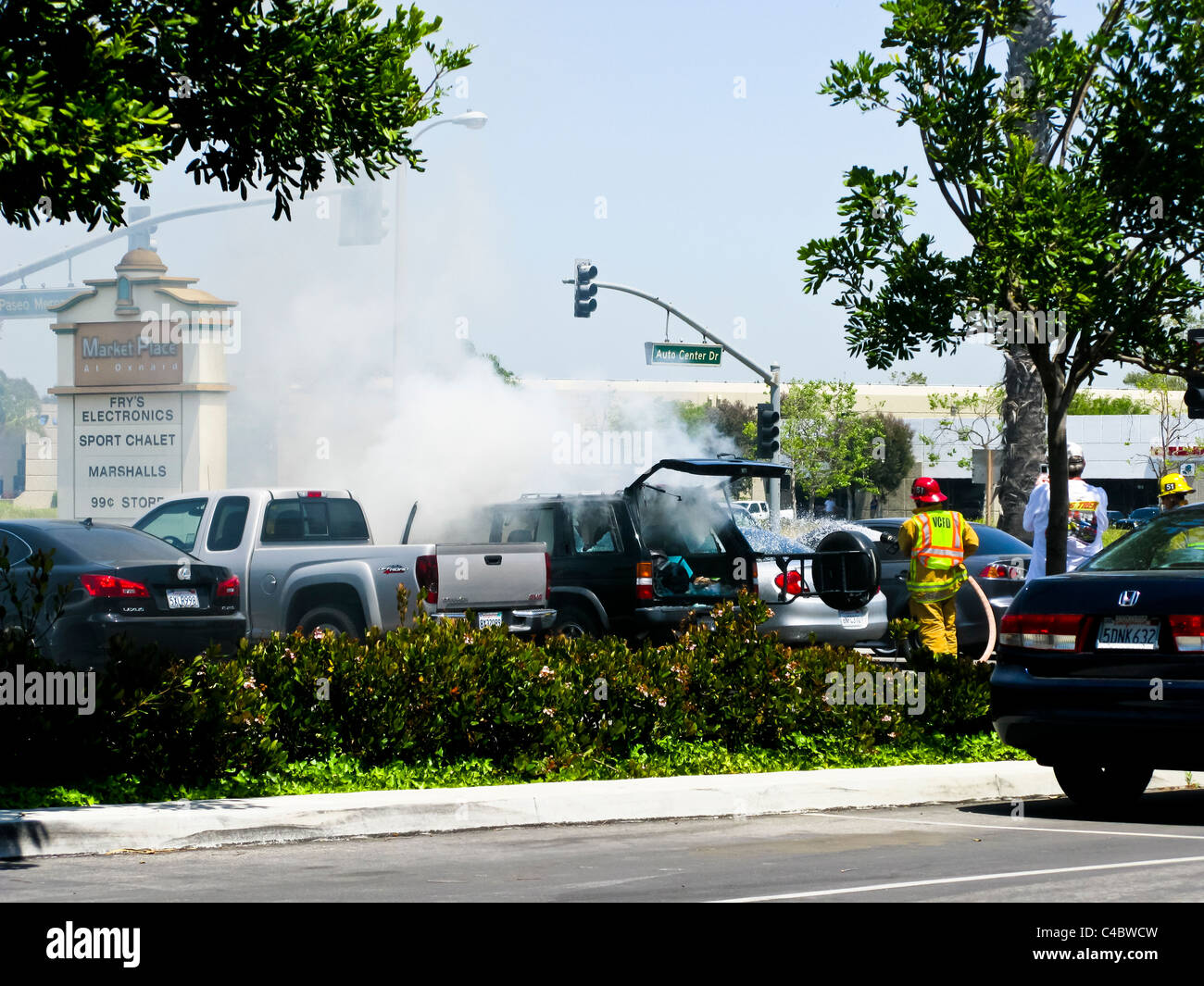 Feuerwehrleute arbeiten auf SUV Feuer in Oxnard, Kalifornien Stockfoto