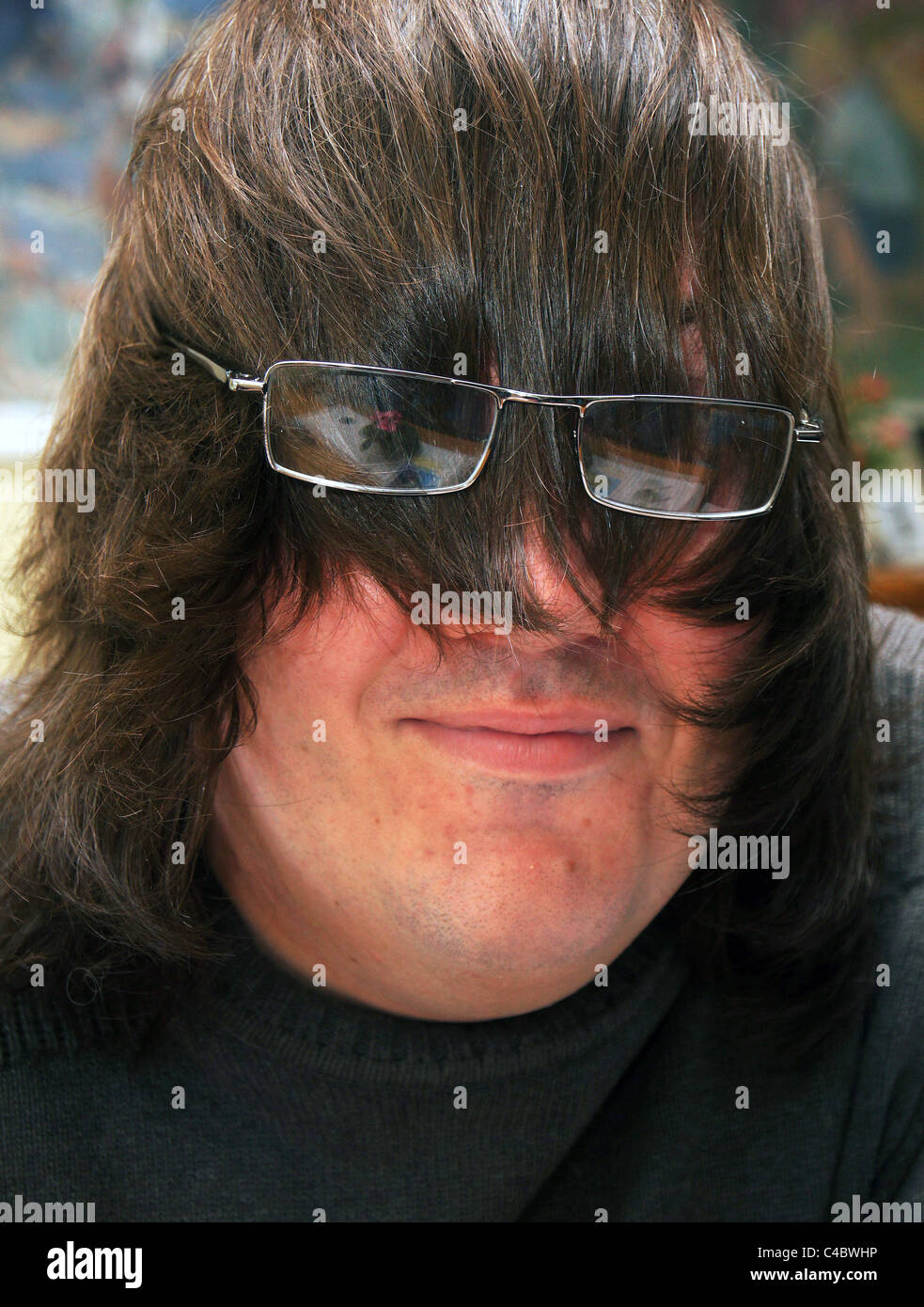 behaarte Mann mit Brille in der Verkleidung Stockfoto