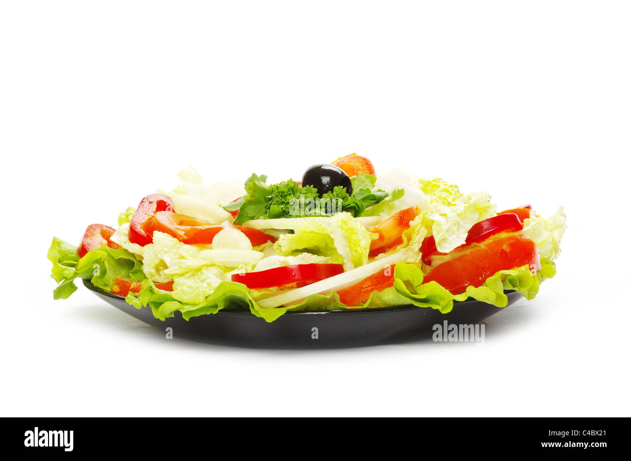 Salat in Platte auf weiß Stockfoto