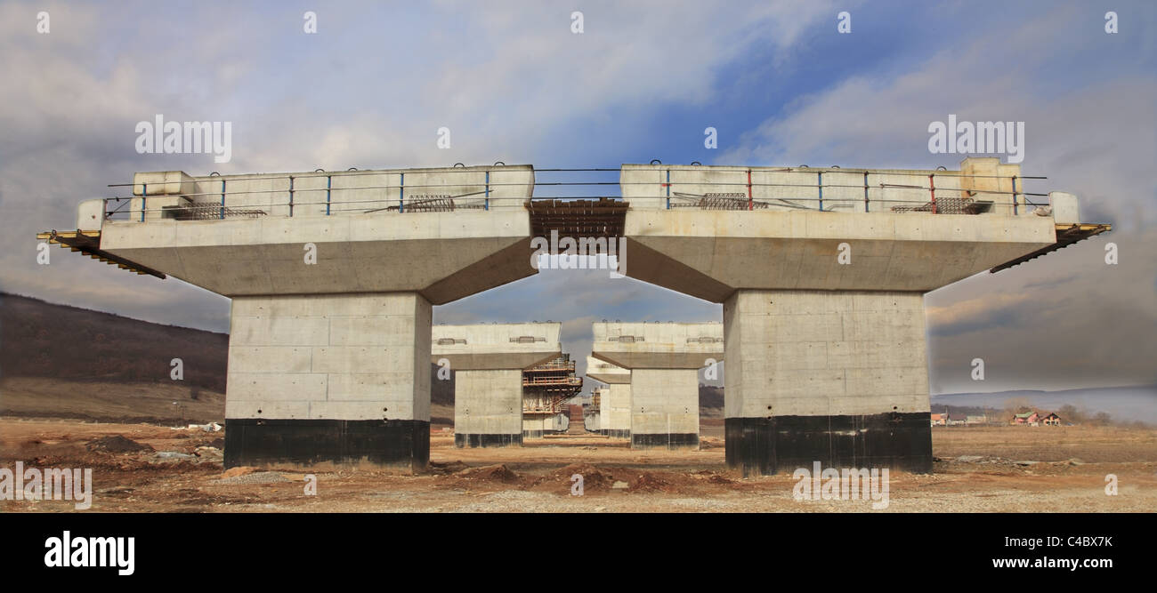 Bild einer Autobahn-Baustelle mit einem schönen bewölkten Himmel. Stockfoto