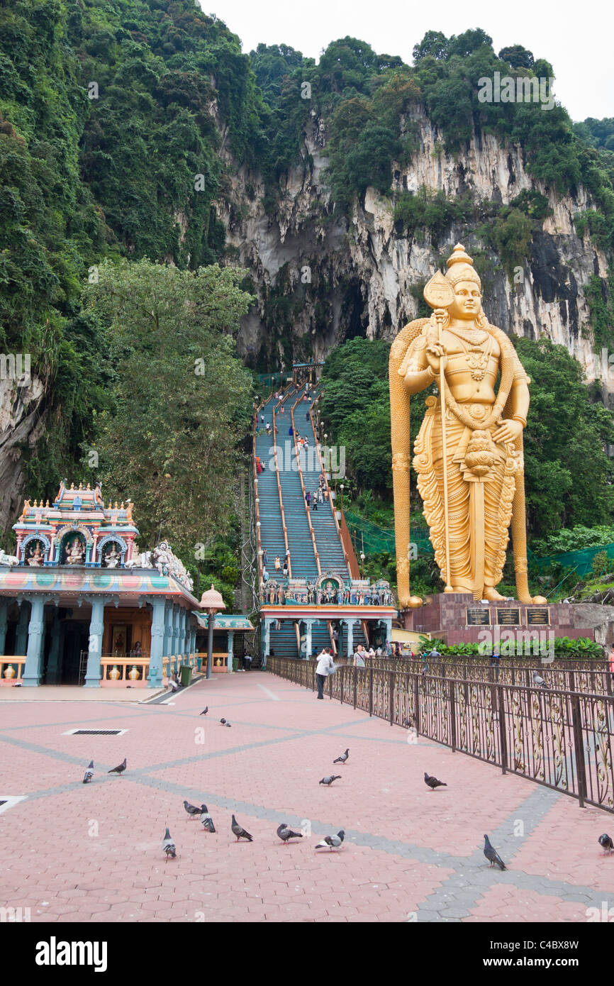 Goldene Statue von Lord Murugan am Eingang zum Batu Caves. Kuala Lumpur, Malaysia. Stockfoto