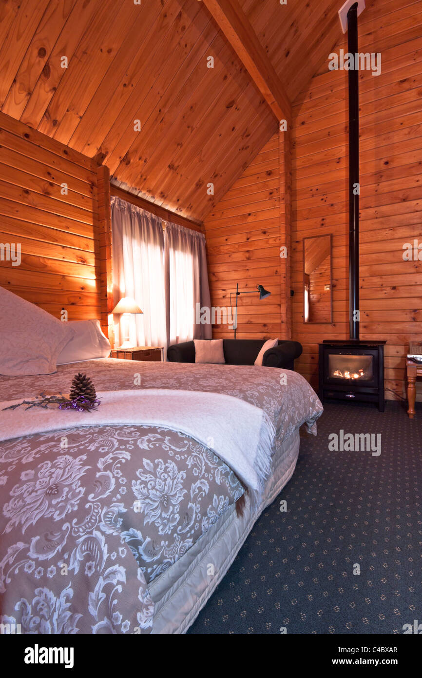 Schöne warme Einrichtung Mountain Lodge Wohnung mit Kamin. Stockfoto