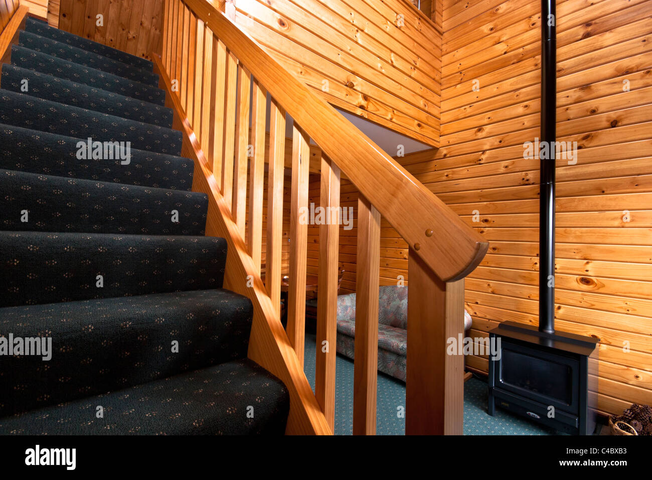 Detail der Treppe und schöne warme Innere Mountain Lodge Wohnung. Stockfoto