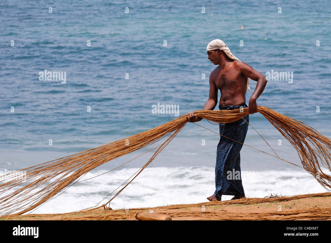 Indien - Kerala - Varkala - Fischer Fischernetze aussortieren Stockfoto