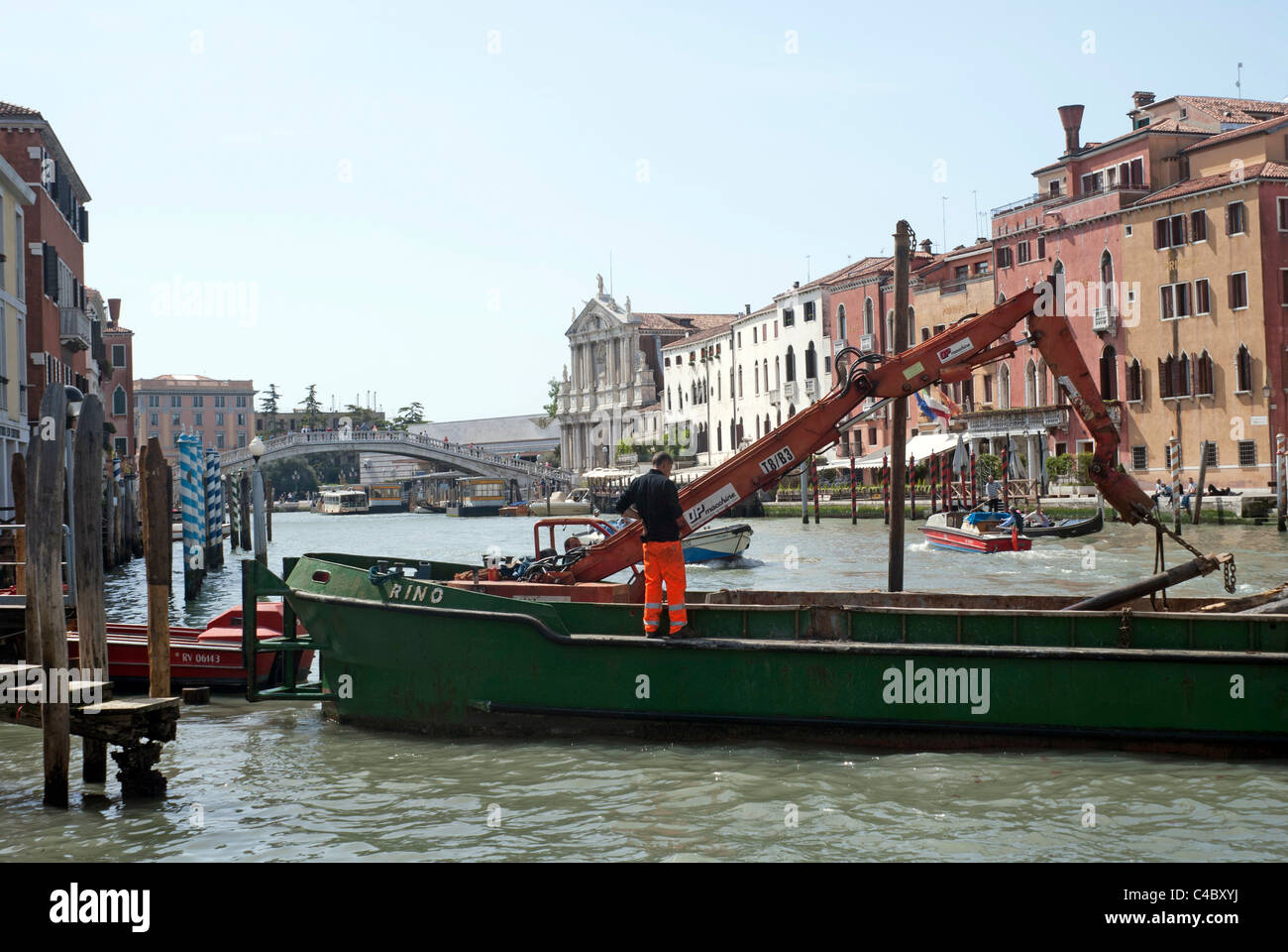 Ein Workboat mit Kran auf dem Canal Grande, Venedig, Italien Stockfoto