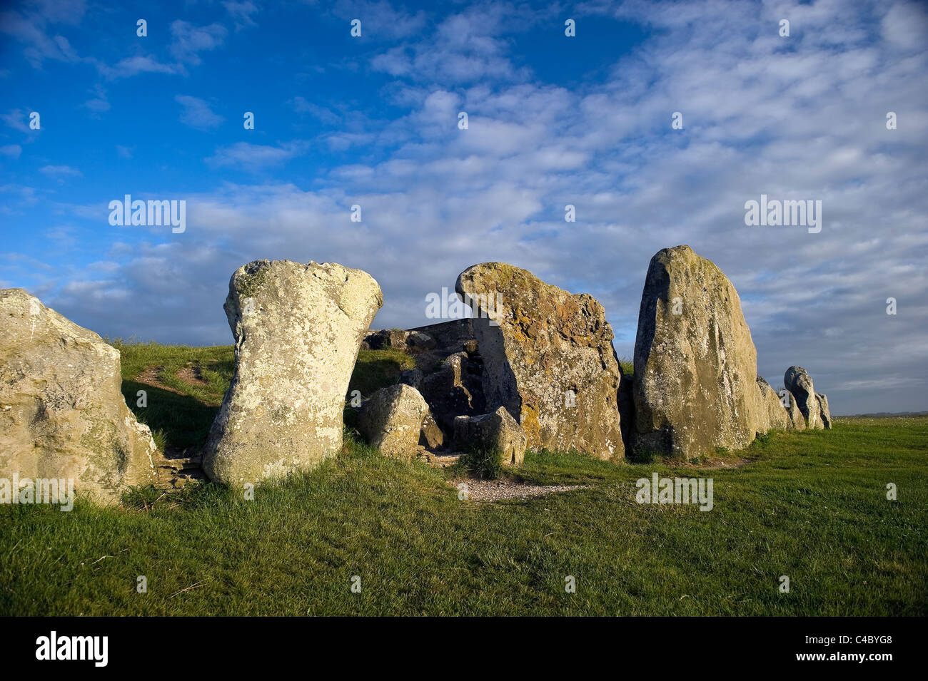 West Kennett Long Barrow, neolithische Grab in der Nähe von Avebury, Wiltshire, UK Stockfoto