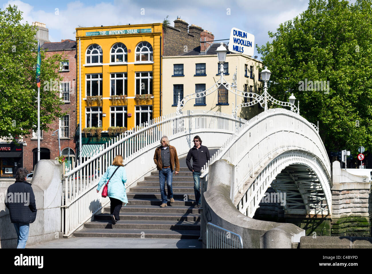 Dublin, Irland - 19. Mai 2011: Eines der größten Wahrzeichen von Dublin Ha'Penny Brücke über den Fluss Liffey. Eine Reihe von pedestri Stockfoto