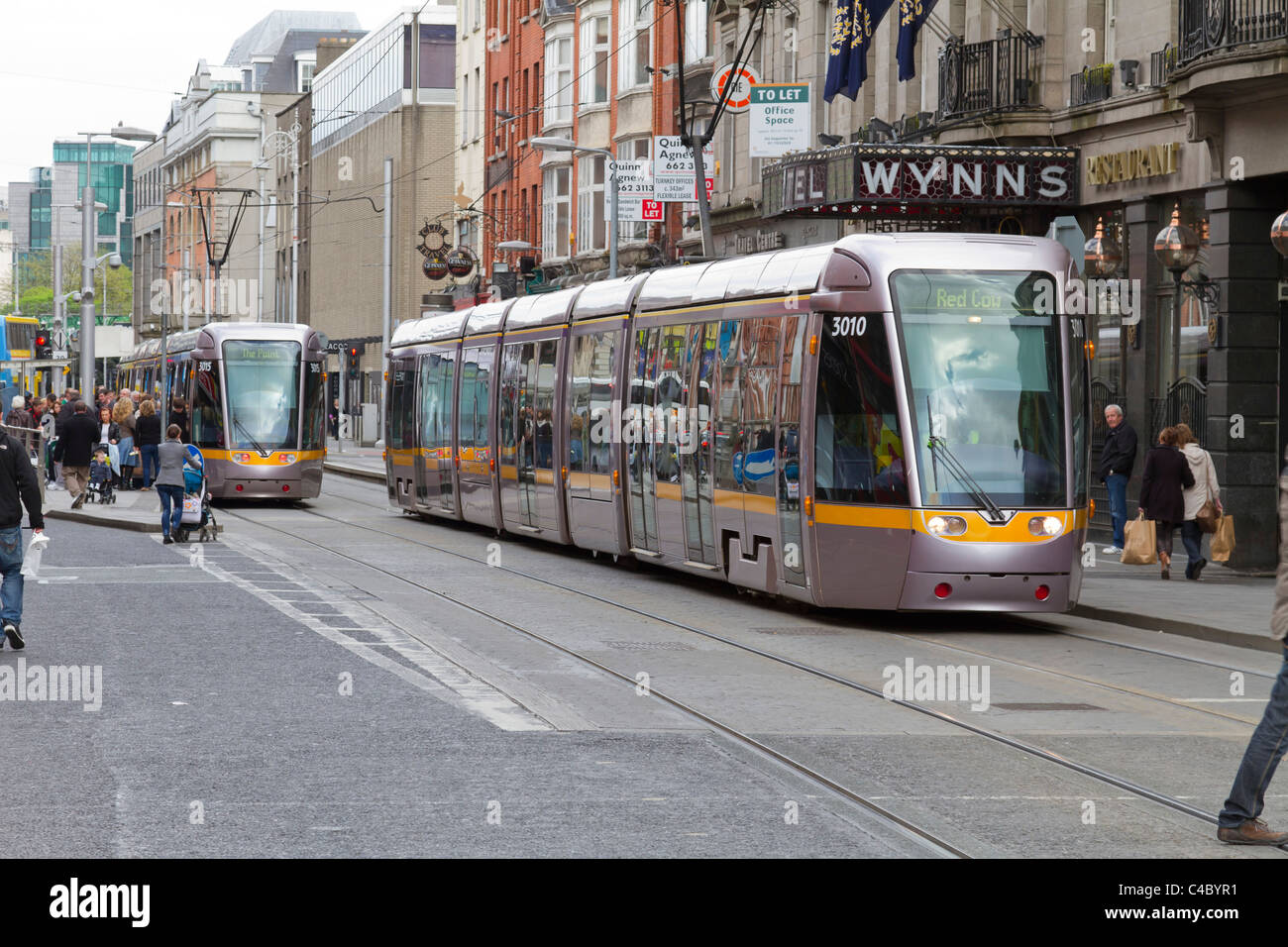Dublin, Irland - 16. April 2011: Lokale Straßenbahn Luas, im Stadtzentrum von Dublin genannt. Viele Einheimische und Touristen können Commuti gesehen werden. Stockfoto