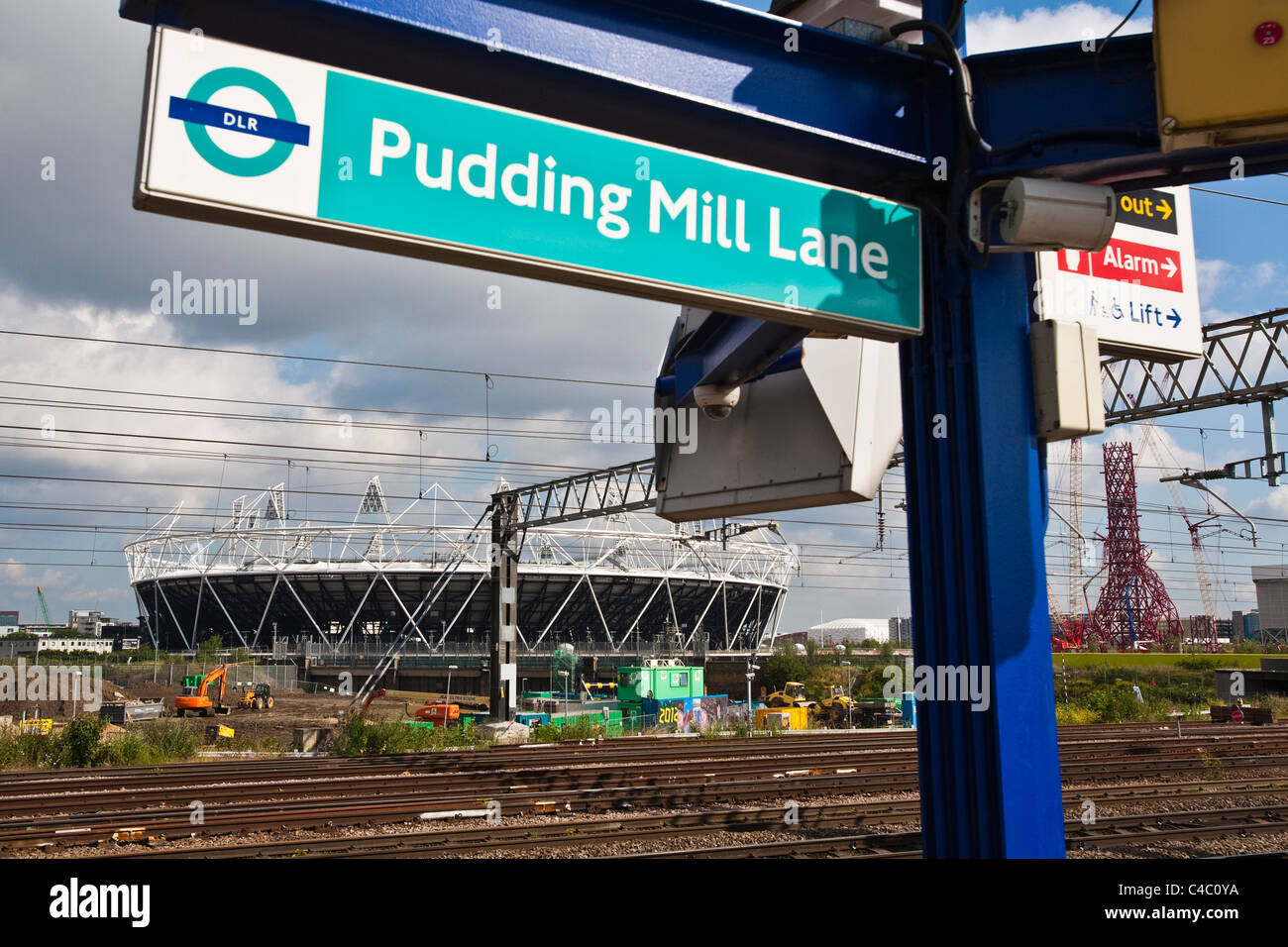 DLR-Pudding Mill Lane Station & Olympiastadion London Stockfoto