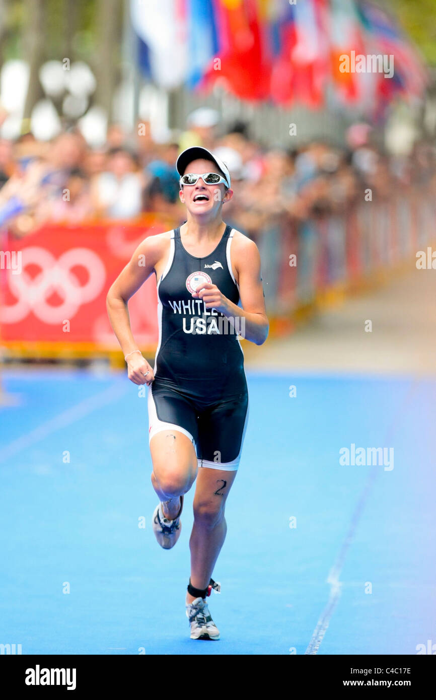 Amerikanische Kelly Whitley in High spirits als sie die Ziellinie in der 3. Position überquert. Stockfoto