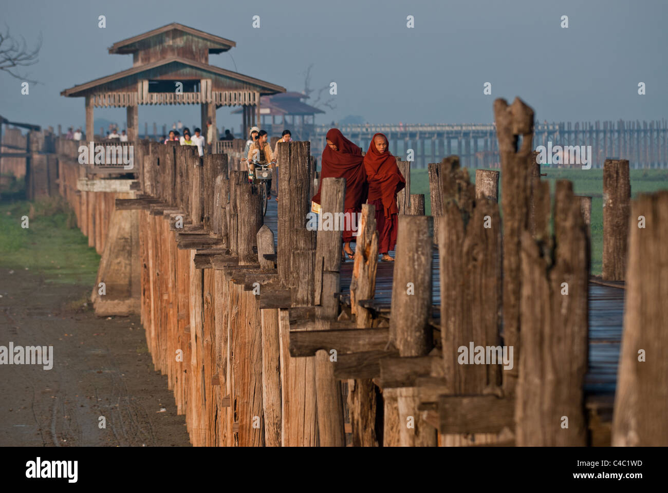 Taungthaman-See in der Morgendämmerung mit zwei Mönche über Ubein Brücke zu Fuß. Stockfoto