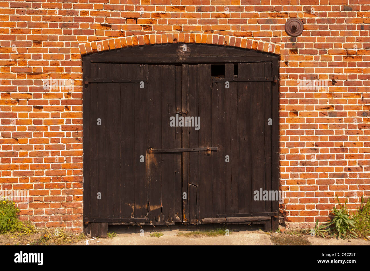 Alte Scheune Türen auf einem roten Backsteingebäude im Vereinigten Königreich Stockfoto