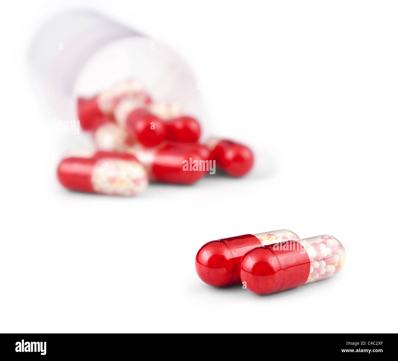 Roten Pillen und Flasche auf weiß Stockfoto