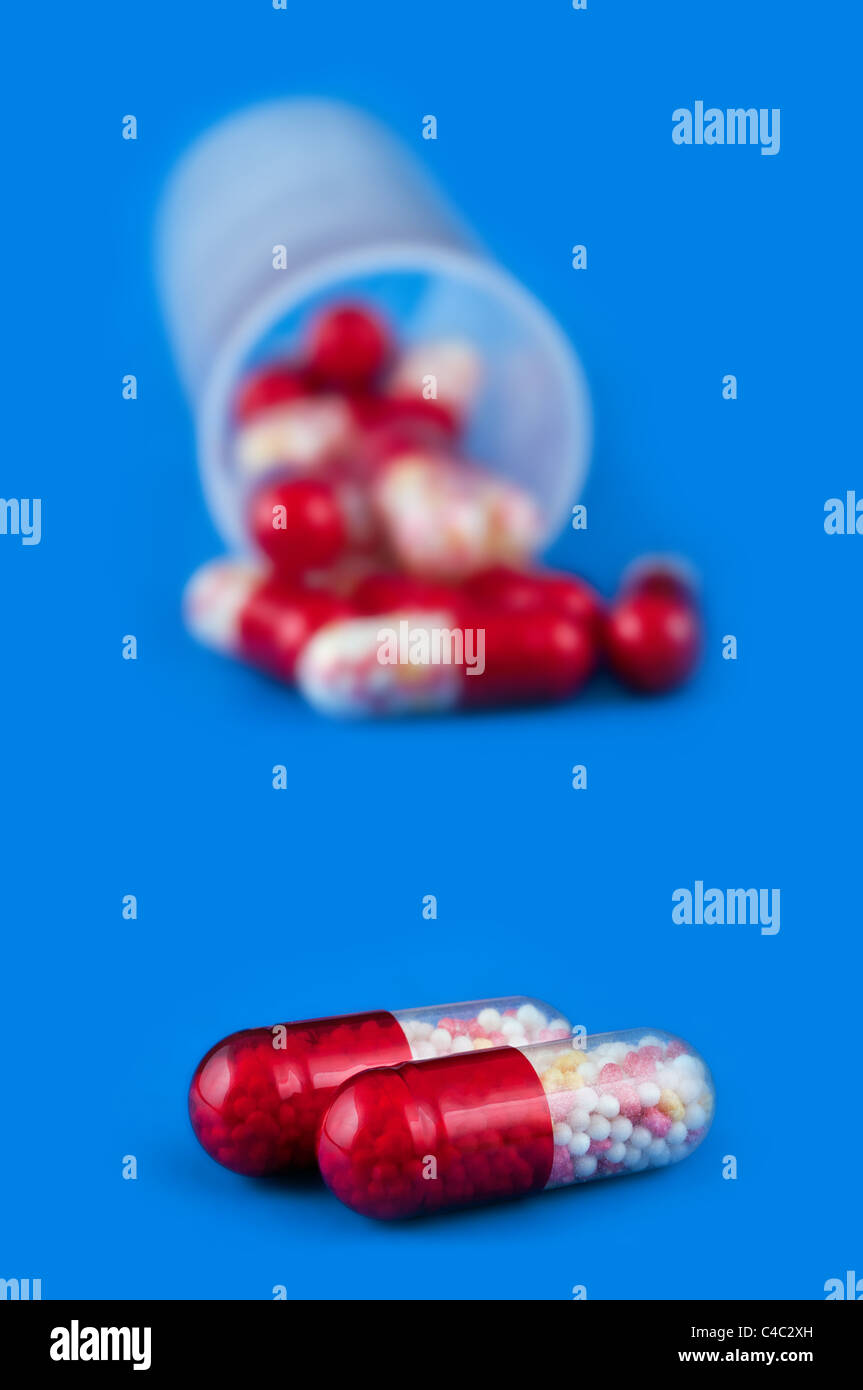 Roten Pillen isoliert auf blau Stockfoto