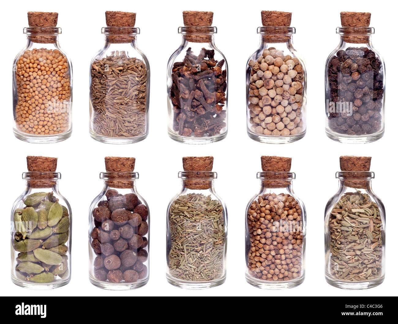 Sortiment von verschiedenen Gewürzen in Glasflaschen isoliert auf weiss Stockfoto