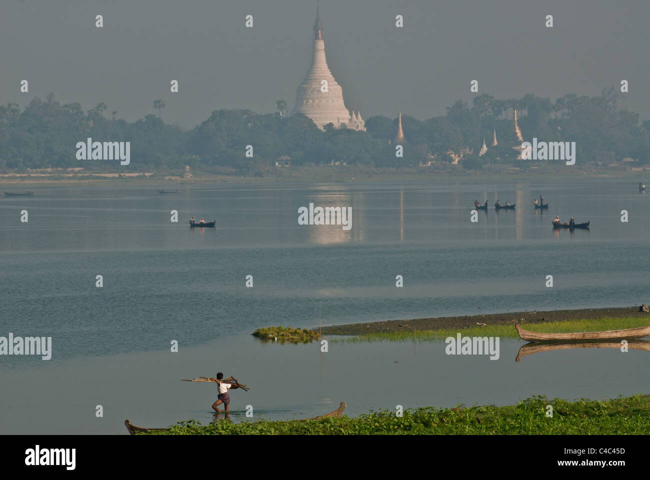 Taungthaman-See in der Morgendämmerung mit Fischerbooten und Lin Pin Pagode Shwe im Hintergrund Stockfoto