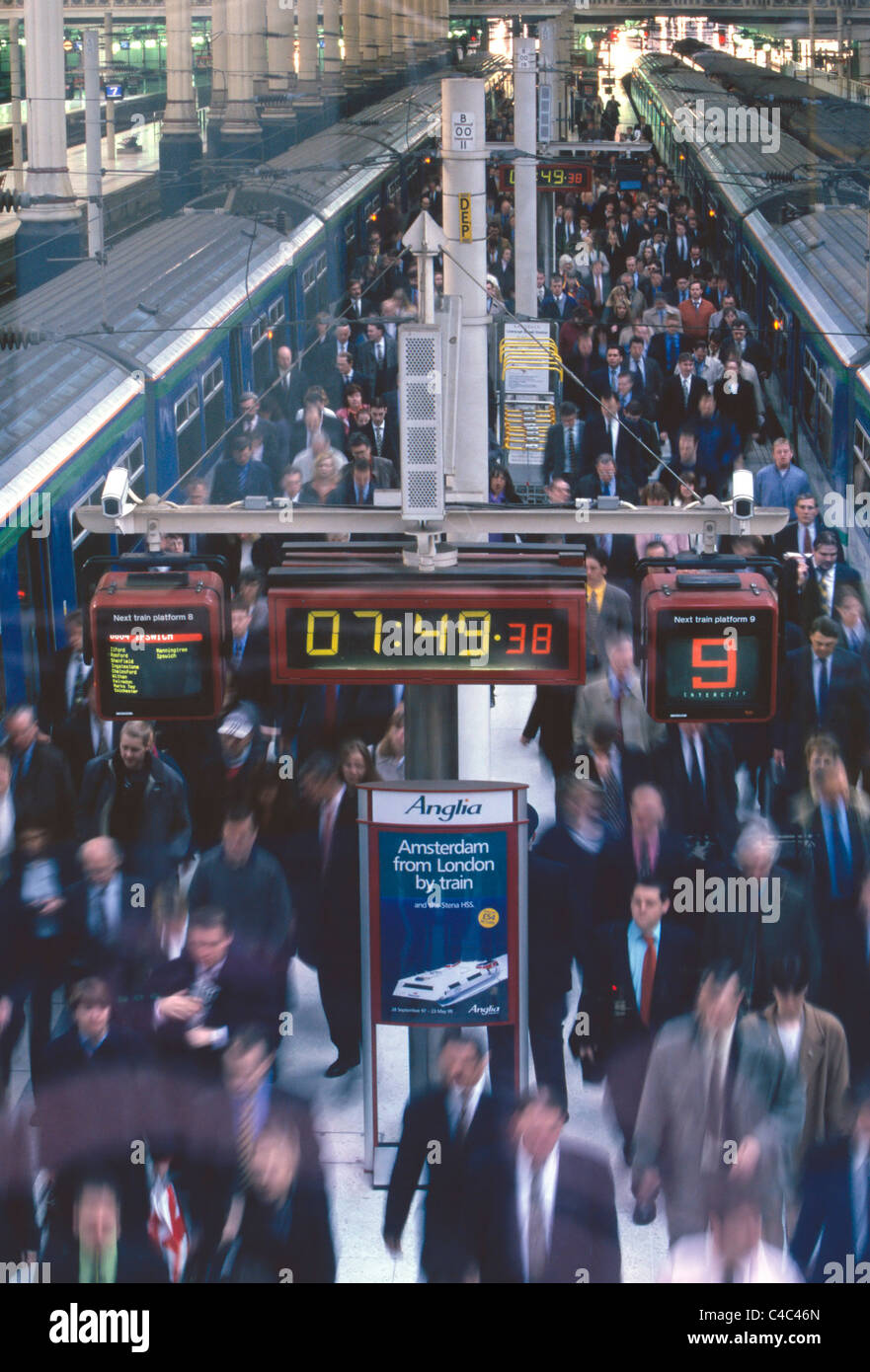 Pendler am Bahnhof Liverpool Street. London Vereinigtes Königreich. Stockfoto